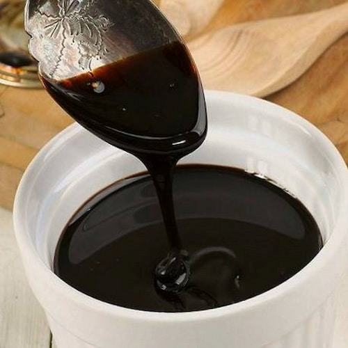 شیره خرما غلیظ با طعم طبیعی و رنگ تیره براق